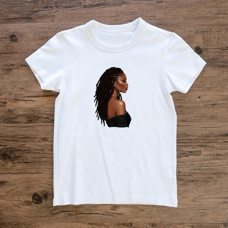 Puede incluir: Camiseta blanca con un gr&aacute;fico de una mujer con largas rastas marrones y un top negro de hombros descubiertos.