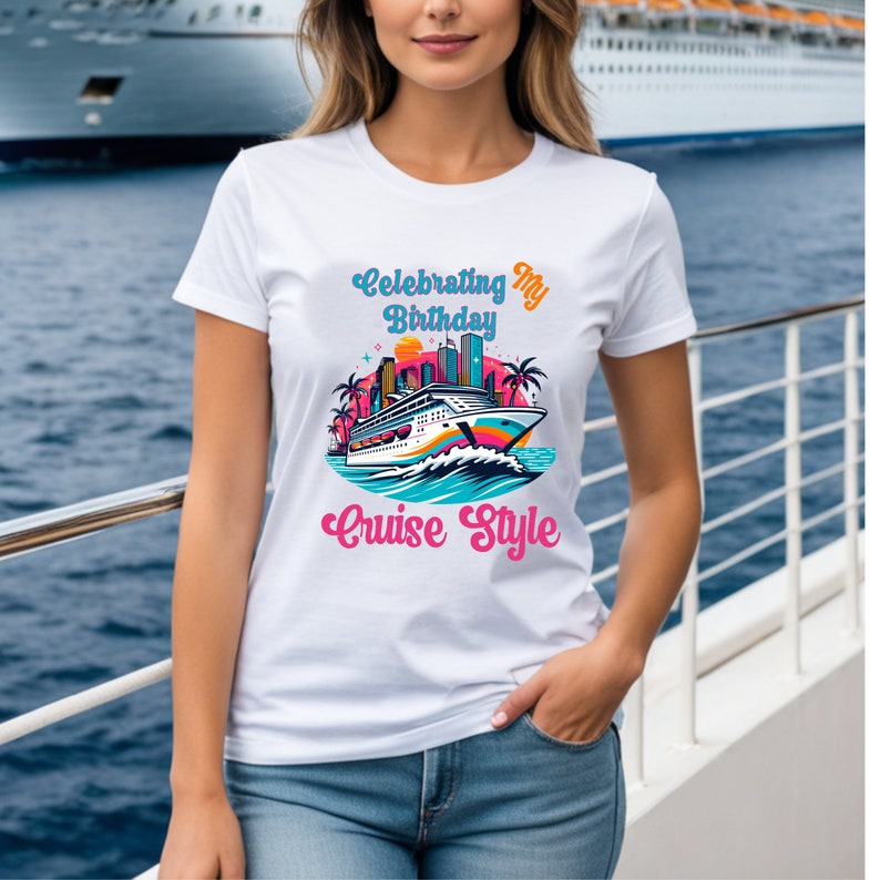 Pu&ograve; includere: Maglietta bianca con una grafica colorata di una nave da crociera e palme. Il testo "Celebrating My Birthday Cruise Style" &egrave; stampato sulla maglietta.