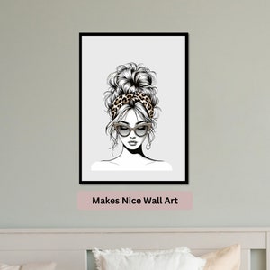 Pu&ograve; includere: Disegno in bianco e nero di una donna con una fascia per capelli con stampa leopardata e occhiali da sole. La donna ha i capelli raccolti in uno chignon. L'immagine &egrave; incorniciata in una cornice nera.