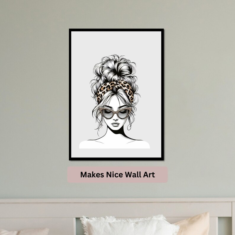 Pu&ograve; includere: Disegno in bianco e nero di una donna con una fascia per capelli con stampa leopardata e occhiali da sole. La donna ha i capelli raccolti in uno chignon. L'immagine &egrave; incorniciata in una cornice nera.
