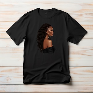 Puede incluir: Camiseta negra con un gr&aacute;fico de una mujer con rastas largas y un aro de oro en la oreja. La mujer lleva un top negro de hombros descubiertos.