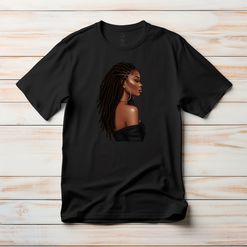 Puede incluir: Camiseta negra con un gr&aacute;fico de una mujer con rastas largas y un aro de oro en la oreja. La mujer lleva un top negro de hombros descubiertos.