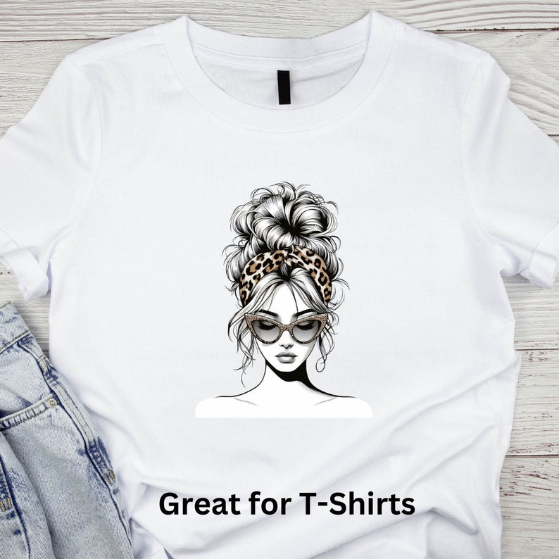 Pu&ograve; includere: Una maglietta bianca con un'illustrazione in bianco e nero di una donna con una fascia per capelli a stampa leopardata e occhiali da sole. Il testo "Great for T-Shirts" &egrave; stampato sotto l'illustrazione.