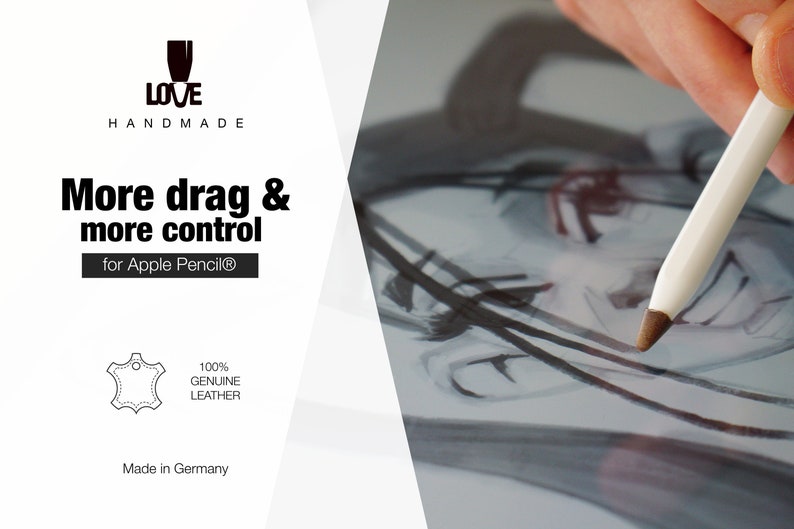 K&ouml;nnte beinhalten: Eine wei&szlig;e Stiftspitze f&uuml;r den Apple Pencil mit einer braunen Lederspitze. Der Text lautet: LOVE HANDMADE, More drag & more control for Apple Pencil, 100% GENUINE LEATHER und Made in Germany. Der Stift ist beim Zeichnen auf einem Bildschirm zu sehen.