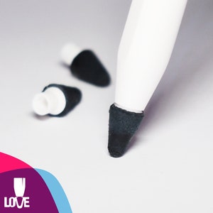K&ouml;nnte beinhalten: Ein wei&szlig;er Eingabestift mit einer austauschbaren schwarzen Filzspitze, begleitet von zwei zus&auml;tzlichen schwarzen Ersatzspitzen. Der Stift hat einen schlanken wei&szlig;en K&ouml;rper und eine konische schwarze Spitze f&uuml;r pr&auml;zise Touchscreen-Eingaben.