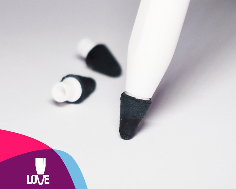 K&ouml;nnte beinhalten: Ein wei&szlig;er Eingabestift mit einer austauschbaren schwarzen Filzspitze, begleitet von zwei zus&auml;tzlichen schwarzen Ersatzspitzen. Der Stift hat einen schlanken wei&szlig;en K&ouml;rper und eine konische schwarze Spitze f&uuml;r pr&auml;zise Touchscreen-Eingaben.