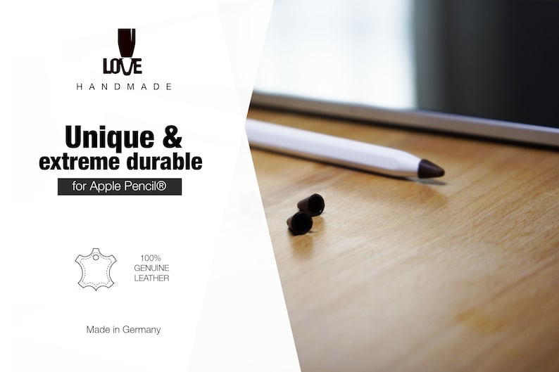 K&ouml;nnte beinhalten: Ein wei&szlig;er Eingabestift mit dunkelbrauner Spitze auf einer Holzoberfl&auml;che neben zwei kleinen dunkelbraunen Lederkappen. Der Text auf dem Bild lautet: LOVE HANDMADE, Unique & extreme durable for Apple Pencil, 100% GENUINE LEATHER, Made in Germany.
