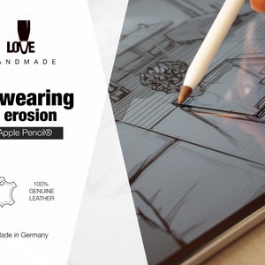 K&ouml;nnte beinhalten: Eine wei&szlig;e und braune Lederh&uuml;lle f&uuml;r den Apple Pencil mit dem Text LOVE HANDMADE, No wearing no erosion, for Apple Pencil, 100% GENUINE LEATHER und Made in Germany. Die H&uuml;lle ist auf einem Eingabestift zu sehen, der auf einem Tablet verwendet wird.
