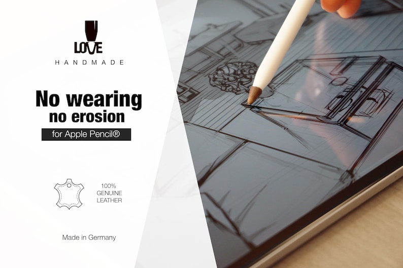 K&ouml;nnte beinhalten: Eine wei&szlig;e und braune Lederh&uuml;lle f&uuml;r den Apple Pencil mit dem Text LOVE HANDMADE, No wearing no erosion, for Apple Pencil, 100% GENUINE LEATHER und Made in Germany. Die H&uuml;lle ist auf einem Eingabestift zu sehen, der auf einem Tablet verwendet wird.