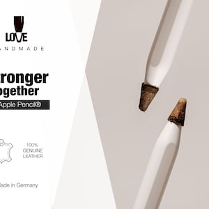 K&ouml;nnte beinhalten: Zwei wei&szlig;e Eingabestifte f&uuml;r Apple Pencil mit braunen Lederspitzen. Der Text lautet: LOVE HANDMADE, Stronger together for Apple Pencil, 100% GENUINE LEATHER, Made in Germany. Das Design zeigt einen wei&szlig;en K&ouml;rper und eine strukturierte Lederspitze.