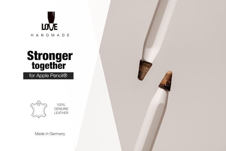 K&ouml;nnte beinhalten: Zwei wei&szlig;e Eingabestifte f&uuml;r Apple Pencil mit braunen Lederspitzen. Der Text lautet: LOVE HANDMADE, Stronger together for Apple Pencil, 100% GENUINE LEATHER, Made in Germany. Das Design zeigt einen wei&szlig;en K&ouml;rper und eine strukturierte Lederspitze.