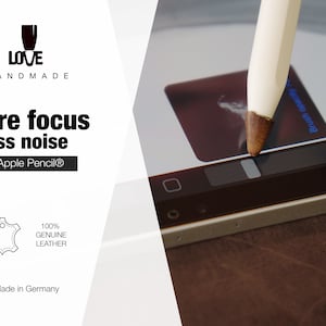 K&ouml;nnte beinhalten: Eine wei&szlig;e und braune Stiftspitze f&uuml;r den Apple Pencil. Der Text lautet LOVE HANDMADE, More focus less noise for Apple Pencil, 100% GENUINE LEATHER und Made in Germany. Der Stift ber&uuml;hrt die Bildschirmoberfl&auml;che eines digitalen Tablets.