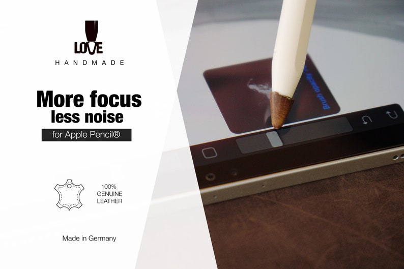 K&ouml;nnte beinhalten: Eine wei&szlig;e und braune Stiftspitze f&uuml;r den Apple Pencil. Der Text lautet LOVE HANDMADE, More focus less noise for Apple Pencil, 100% GENUINE LEATHER und Made in Germany. Der Stift ber&uuml;hrt die Bildschirmoberfl&auml;che eines digitalen Tablets.