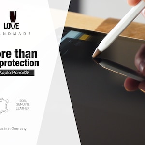 K&ouml;nnte beinhalten: Ein wei&szlig;er Eingabestift mit brauner Spitze ber&uuml;hrt einen schwarzen Tablet-Bildschirm. Text: LOVE HANDMADE, More than just protection for Apple Pencil, 100% GENUINE LEATHER, Made in Germany. Ein Lederhaut-Symbol ist ebenfalls abgebildet.