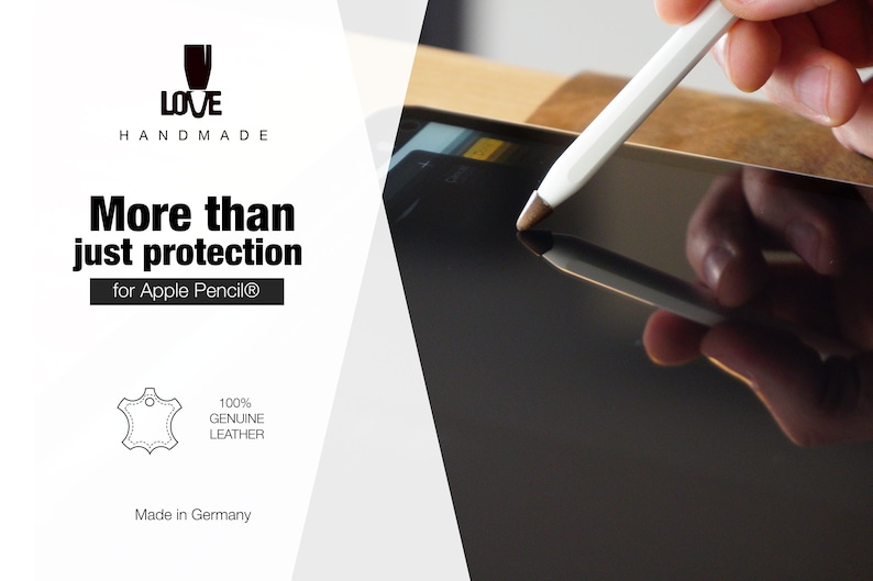 K&ouml;nnte beinhalten: Ein wei&szlig;er Eingabestift mit brauner Spitze ber&uuml;hrt einen schwarzen Tablet-Bildschirm. Text: LOVE HANDMADE, More than just protection for Apple Pencil, 100% GENUINE LEATHER, Made in Germany. Ein Lederhaut-Symbol ist ebenfalls abgebildet.