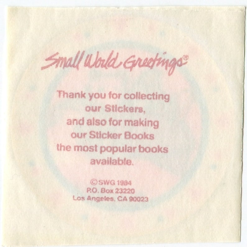 K&ouml;nnte beinhalten: Ein rosa-wei&szlig;er Aufkleber mit dem Text "Small World Greetings" und einer Nachricht, die sich bei den Kunden f&uuml;r das Sammeln ihrer Sticker und die Beliebtheit ihrer Stickerb&uuml;cher bedankt. Der Aufkleber enth&auml;lt auch die Copyright-Informationen des Unternehmens und die Adresse: "SWG 1984, P.O. Box 23220, Los Angeles, CA 90023."