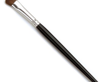 Angle Fluff: Handmade brushes made of Taklon bristles with a perfect angle for precision eyeshadow application.