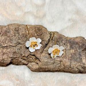 Orecchini con fiori di ciliegio o di prugna