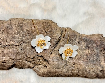 Örhängen gjorda av körsbärs- eller plommonblommor