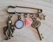 "Steampunk" charm brooch in bronze and rose quartz cabochon