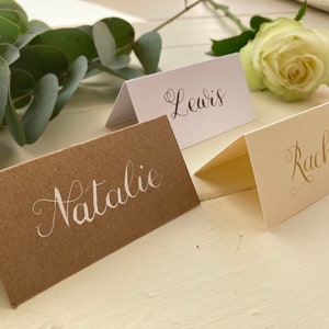 Handgeschriebene personalisierte Kalligraphie-Tischkarten / Namenskarten / Hochzeits-Platzkarten / Tischnamen