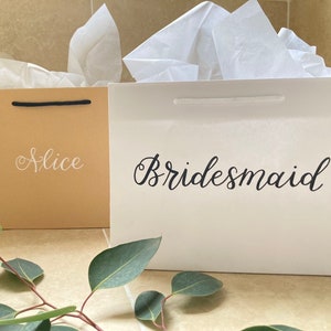 Sacs cadeaux personnalisés de luxe / Blanc et kraft / Pochette pour cadeaux de mariage / Pochette cadeau manuscrite / Calligraphie manuscrite personnalisée / Sac avec anse en corde