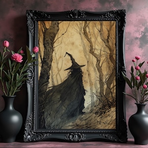 Puede incluir: Una obra de arte enmarcada, con un marco negro ornamentado, representa a una bruja en un bosque en tonos apagados. La bruja lleva un sombrero puntiagudo y una capa. Dos jarrones negros con flores rosas flanquean la imagen.