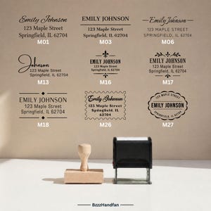 Op de afbeelding: Een verzameling van negen zwarte adresstempelontwerpen met de naam Emily Johnson en het adres 123 Maple Street, Springfield, IL 62704, gelabeld M01 tot en met M27. Hieronder staan een houten stempel en een zwarte zelfinktende stempel.