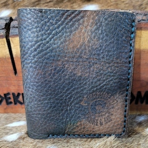 Cartera de cuero cosida a mano
