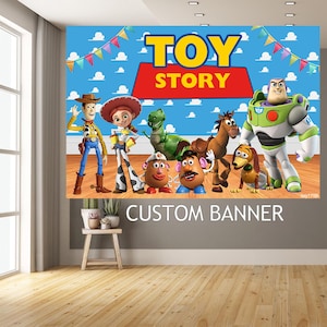Puede incluir: Una gran pancarta con los personajes de Toy Story sobre un fondo de cielo azul con nubes y banderines. La pancarta tiene las palabras "TOY STORY" en amarillo y rojo, y las palabras "CUSTOM BANNER" en la parte inferior.
