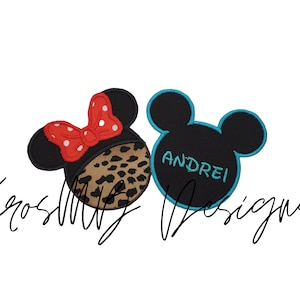 Op de afbeelding: Twee geborduurde patches met de hoofden van Mickey Mouse en Minnie Mouse. De Minnie Mouse patch heeft een rode strik met witte stippen en een luipaardprint achtergrond. De Mickey Mouse patch is zwart met een turquoise rand en de naam "Andrei" geborduurd in turquoise.