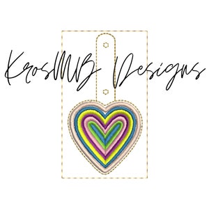 Könnte beinhalten: Ein farbenfrohes herzförmiges Design mit goldener Umrandung. Das Design befindet sich auf einem weißen Hintergrund mit dem Text "KrossMB Designs" in Schwarz.