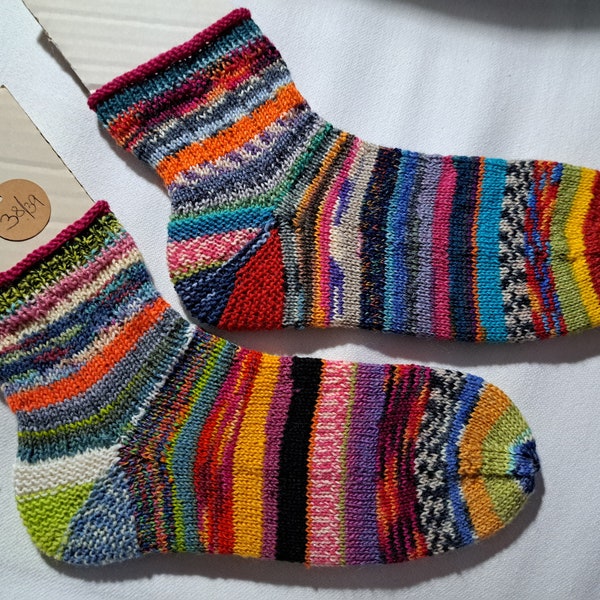 Warme, bunte Socken handgestrickt / gestreifte Socken / Wollsocken / Bettsocken / per Hand gestrickt / Gr. 38 / 39 HAPPY SCRAPPY SOCKS