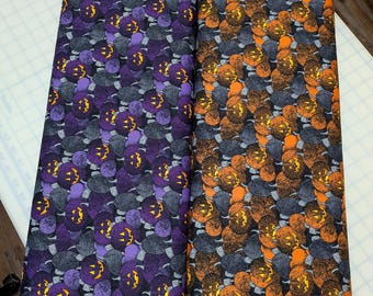 Tela de algodón con estampado de calabazas de Halloween de Moonlit Manor, de Wilmington Prints. 2 opciones de color. Tela para acolchado, manualidades, costura y estampado de calabazas.
