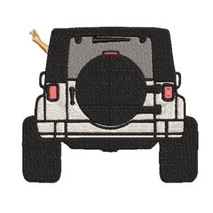 Könnte beinhalten: Ein weißer Jeep mit einem schwarzen Reserverad hinten. Das Heckfenster ist heruntergefahren und eine Hand ragt aus dem Fenster und zeigt ein Peace-Zeichen.