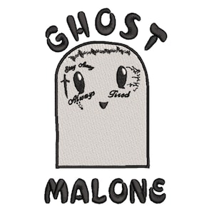 Może przedstawiać: Czarno-biały haft przedstawiający ducha z napisem "Ghost Malone" pod spodem. Duch ma twarz z oczami, ustami i tatuażami, które mówią "Stay Away", "Always Tired" i "This Is My Life".
