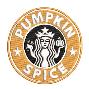 Op de afbeelding: Een ronde, oranje geborduurde patch met de woorden "Pumpkin Spice" in wit. Het midden van de patch heeft een witte zeemeerminachtige figuur die een kopje koffie en een kleine pompoen vasthoudt.