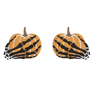 Może przedstawiać: Dwie pomarańczowe dynie z czarnymi szkieletowymi dłońmi wokół nich. Dynie są ozdobą na Halloween.
