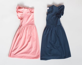 Vestido Lucy Sophia para niña pequeña - El vestido Mia - Rosa coral, azul marino, mangas con vuelo, para jugar, suave, cómodo