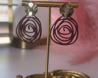 Brincos pendentes em formato de redemoinho de rosas: joias geométricas leves e modernas