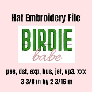 Pode incluir: Arquivo de bordado verde para um chapéu com o texto "BIRDIE babe" em rosa. O arquivo está disponível nos seguintes formatos: pes, dst, exp, hus, jef, vp3, xxx. O design mede 8,5 cm por 5,4 cm.