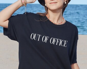 Out of Office Shirt, Womens homebody shirt, Unisex homebody Shirt, Cute Women's Graphic Shirt, out of office, cadeau voor haar, Vakantie shirt