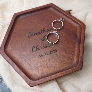 Piatto dell&#39;anello di legno, Piatto dell&#39;anello inciso, Regalo personalizzato della mamma, Vassoio in legno inciso, Vassoio per gioielli alimentari, Cerimonia nuziale, Regalo di San Valentino