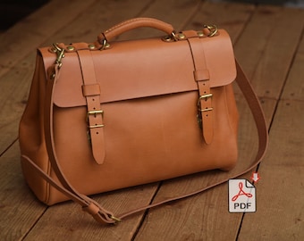 Könnte beinhalten: Eine braune Ledertasche mit einem langen Riemen und Messing-Schnallen. Die Tasche hat einen Klappenverschluss und einen oberen Griff.