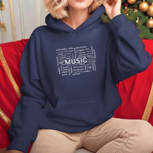 Bluza z kapturem z grafiką dla muzyka, motyw muzyczny, melodyjny design, odzież artystyczna, odzież harmonijna, moda muzyczna, występ na koncercie, styl muzyka, zespół