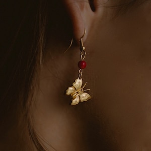 Butterfly earrings in 24k fine gold-plated brass with coral
