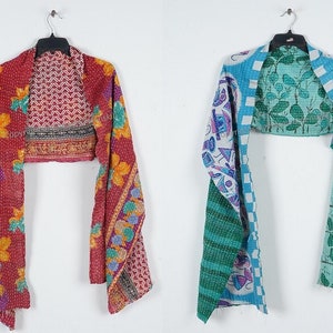 Könnte beinhalten: Fünf bunte Kantha-Schals mit verschiedenen Mustern und Farben. Die Schals sind aus recycelten Saris hergestellt und perfekt, um jedem Outfit einen Hauch von Boho-Stil zu verleihen.