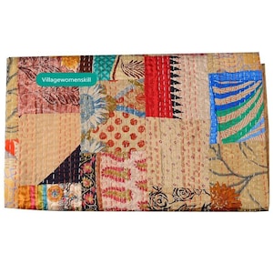 Könnte beinhalten: Eine Patchwork-Decke mit einer Vielzahl von Farben und Mustern, darunter Rot, Blau, Grün und Braun. Die Decke besteht aus verschiedenen Stoffen und ist handgenäht. Die Decke wird von Villagewomenskill hergestellt.