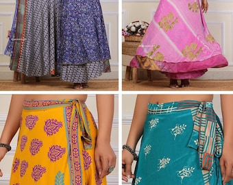 Può includere: Una collezione di quattro gonne a portafoglio con motivi e colori diversi, tra cui una stampa floreale blu, un motivo a rose rosa, un design paisley giallo e un motivo geometrico verde acqua, ciascuna con chiusura a fiocco laterale.