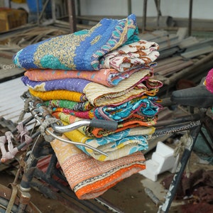 Groothandel Veel Indiase Vintage Kantha Quilt Handgemaakte Gooi Omkeerbare Deken Sprei Katoen Stof Boho quilt afbeelding 2